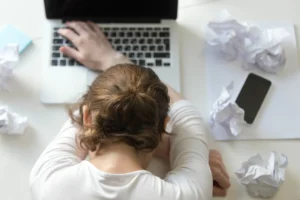 O Outubro do autocuidado invisível: por que salvar o seu relacionamento e a sua carreira não pode custar a sua saúde mental